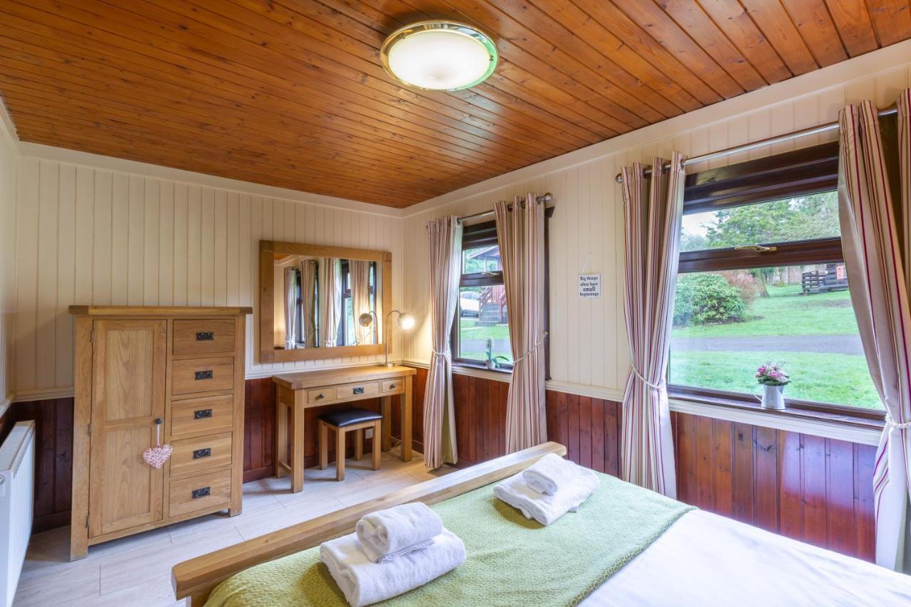 Bluebell Lodge 4 With Hot Tub, Newton Stewart Bagian luar foto